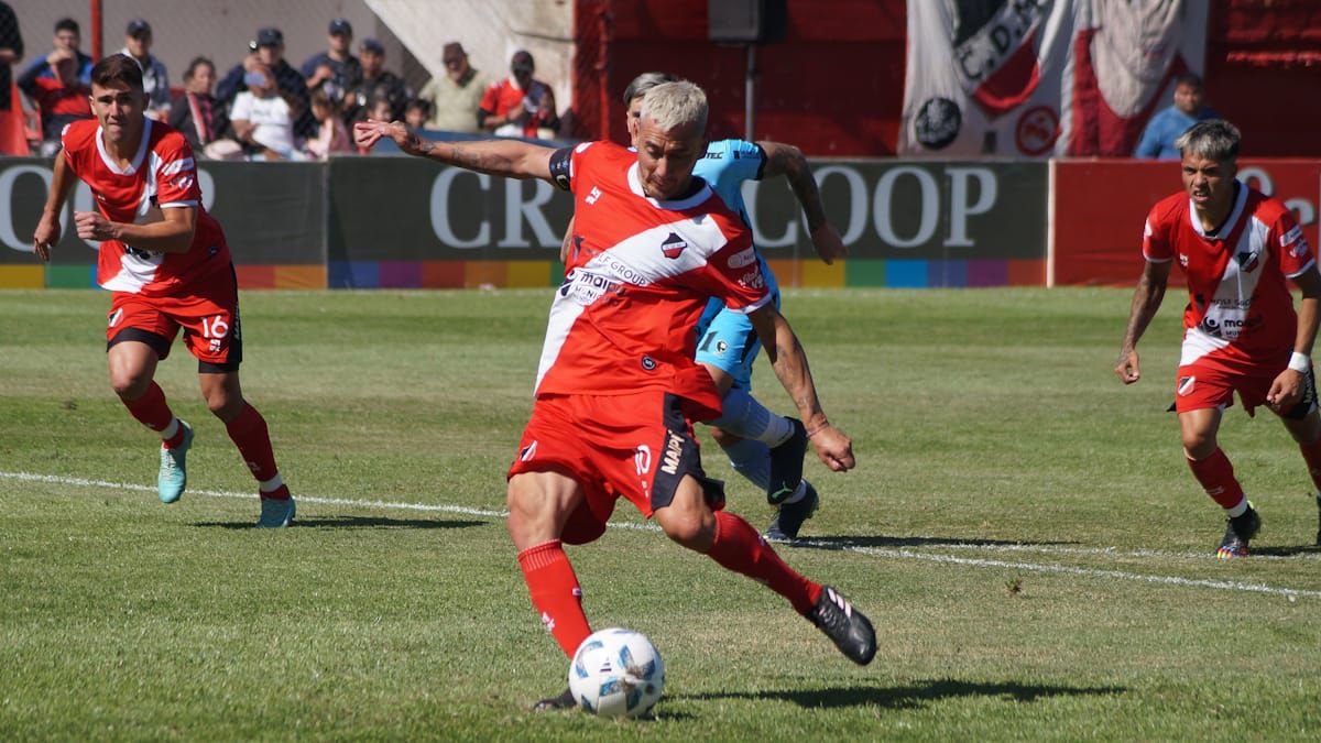 De penal. Cerca del final, el capitán Sambueza trajo la tranquilidad al anotar el segundo gol del deportivo Maipú desde los doce pasos. De penal. Cerca del final, el capitán Sambueza trajo la tranquilidad al anotar el segundo gol del deportivo Maipú desde los doce pasos.