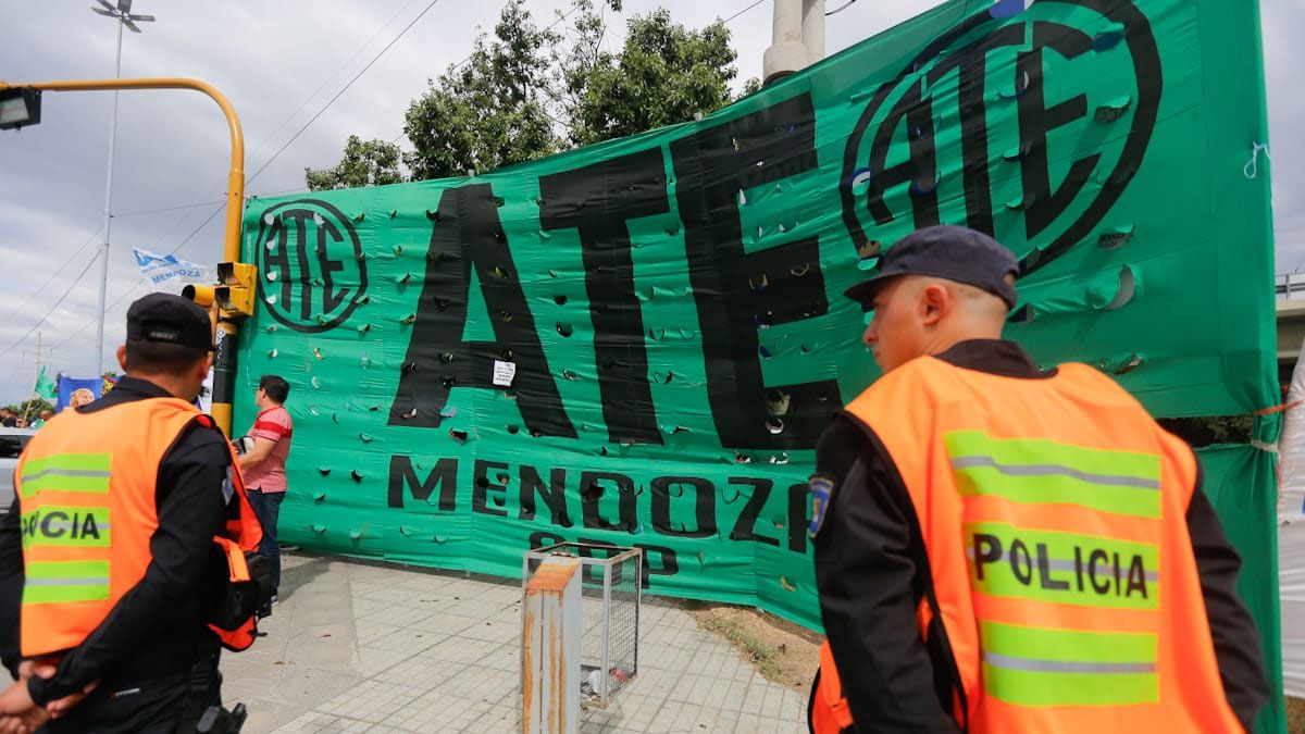 Gremios se concentraron en el Nudo Vial, en el marco de la jornada de paro nacional convocado por la CGT. Gremios se concentraron en el Nudo Vial, en el marco de la jornada de paro nacional convocado por la CGT.