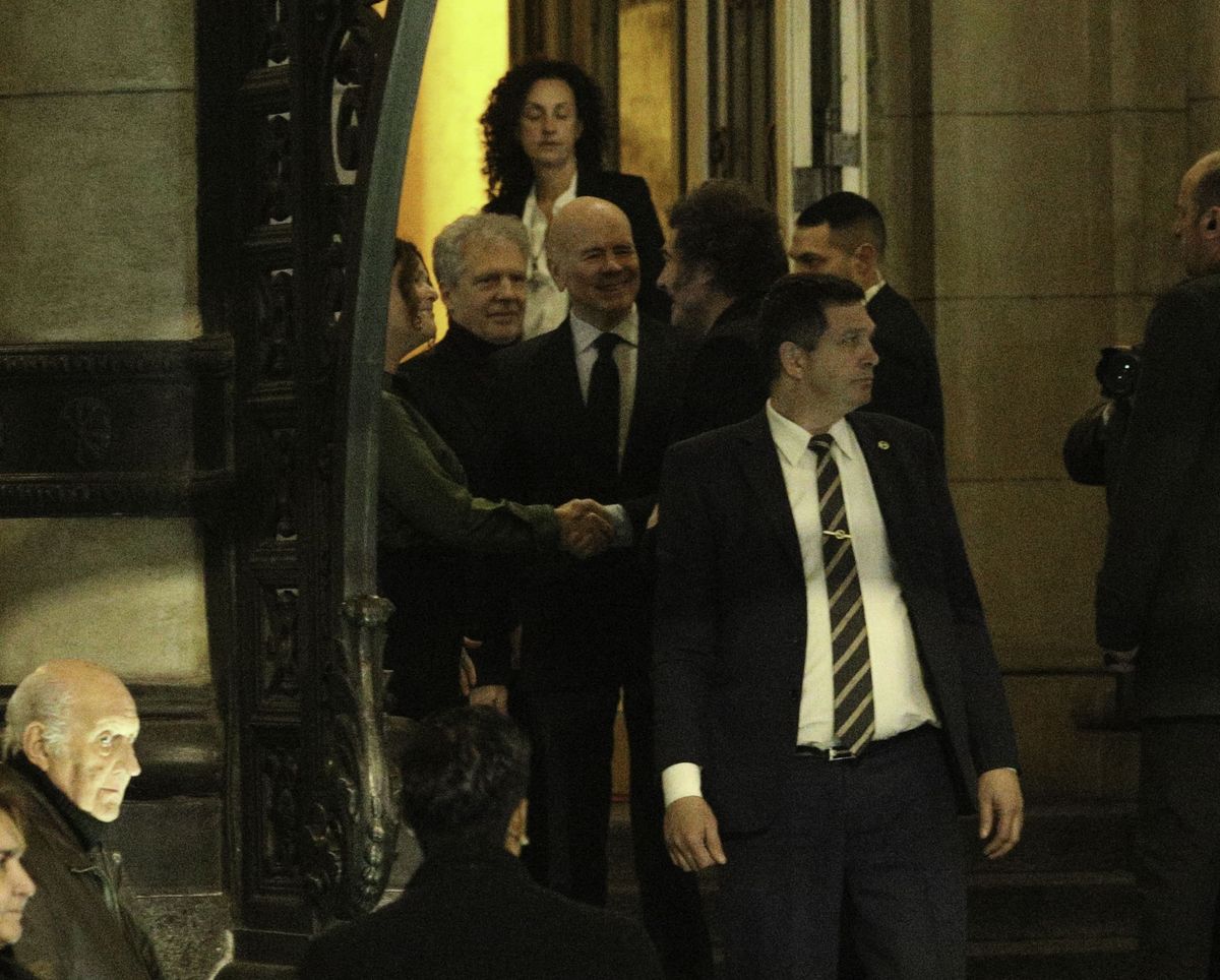Javier Milei entró solo al teatro Colón. Después lo hizo Yuyito González.