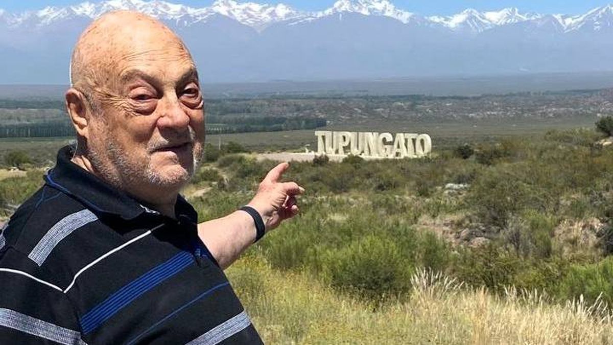 Hugo señala con orgullo el cartel que identifica a Tupungato. Hugo señala con orgullo el cartel que identifica a Tupungato.