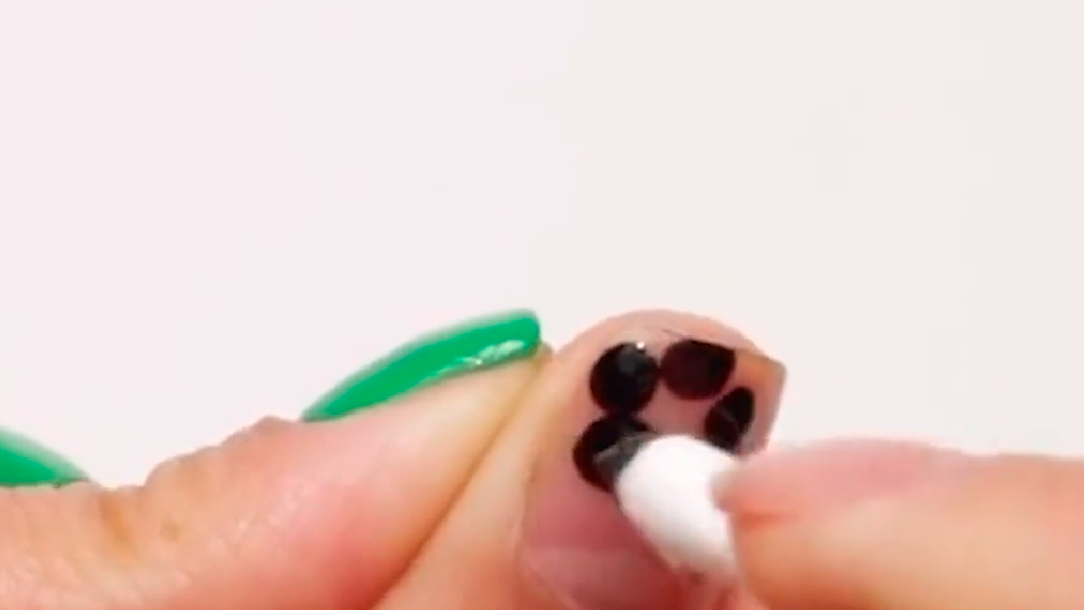 Tips de belleza. El hisopo de algodón es la herramienta clave para lograr flores en las uñas.