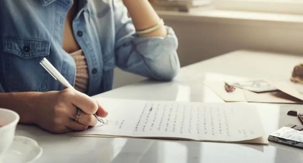 Novio corrector. Poco romántico: su novia le regaló una carta pero él le corrigió todos los errores.