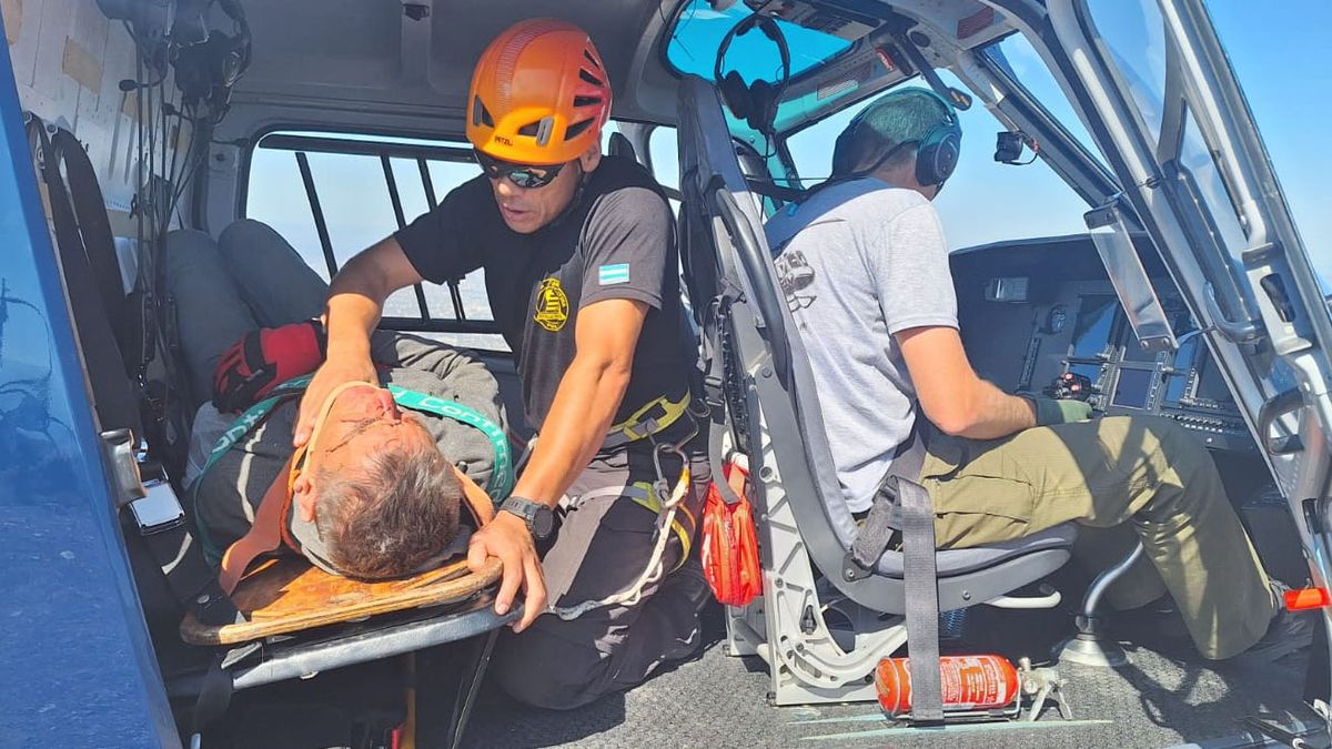 Luego de sacarlo de la zona donde quedó enganchado fue llevado en helicóptero hasta la Base Cóndor, donde fue asistido por el Servicio de Emergencias Coordinado. Luego de sacarlo de la zona donde quedó enganchado fue llevado en helicóptero hasta la Base Cóndor, donde fue asistido por el Servicio de Emergencias Coordinado.