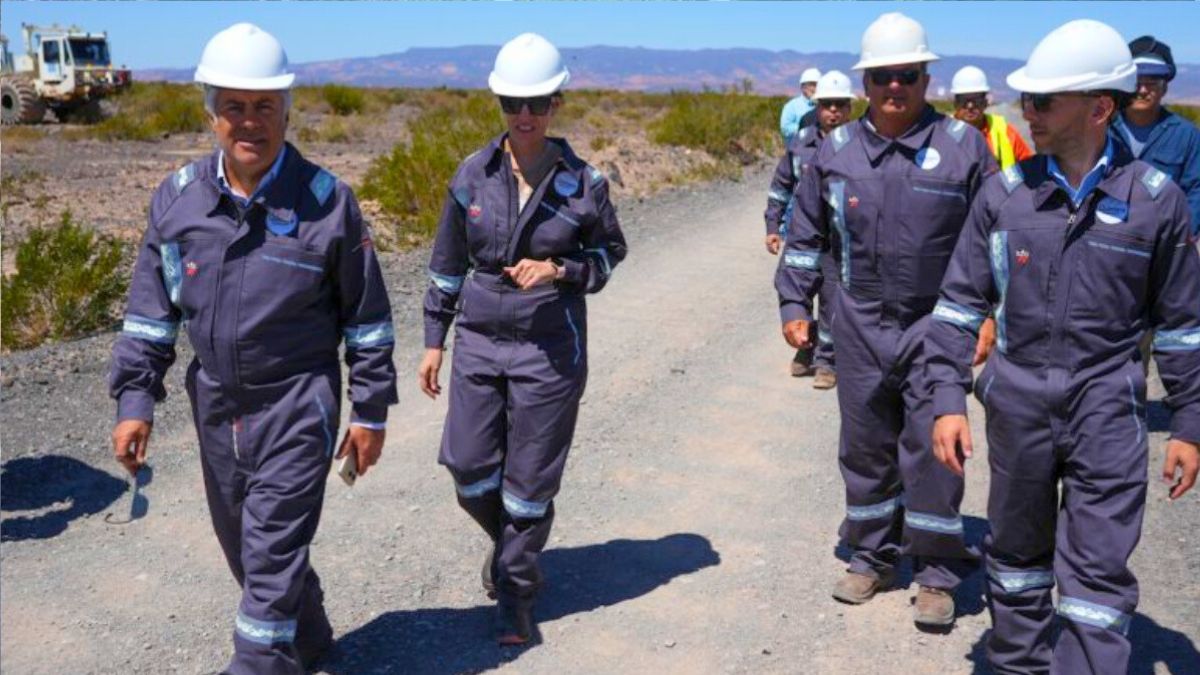 Alfredo Cornejo recorrió la zona donde se explora Vaca Muerta en Mendoza