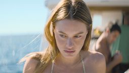 La actriz Camille Rowe interpreta a Roxana Aubrey﻿&nbsp;en la película de Netflix.