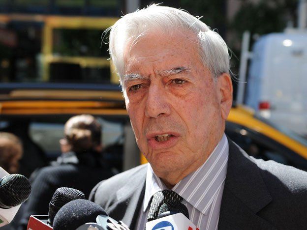 Un estilista mendocino le cortó el cabello al escritor Mario Vargas Llosa en 2018. Un estilista mendocino le cortó el cabello al escritor Mario Vargas Llosa en 2018.