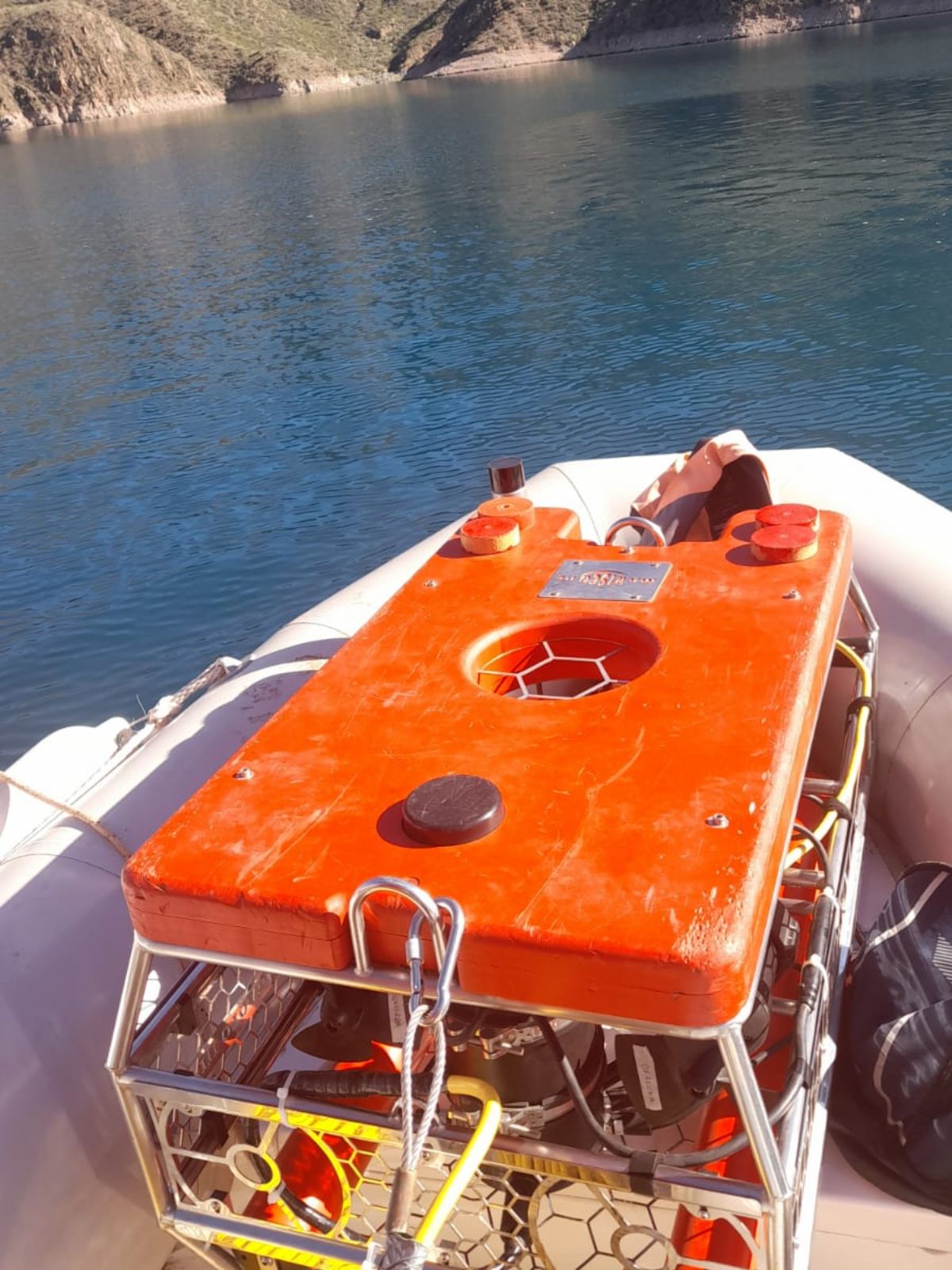 Imagen en primer plano del ROV sumergible (Remotely Operated Vehicle) en la proa de una lancha del Departamento de Hidráulica.