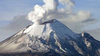 El volcán Popocatépetl lanzó una columna de ceniza que ascendió 2 kilómetros