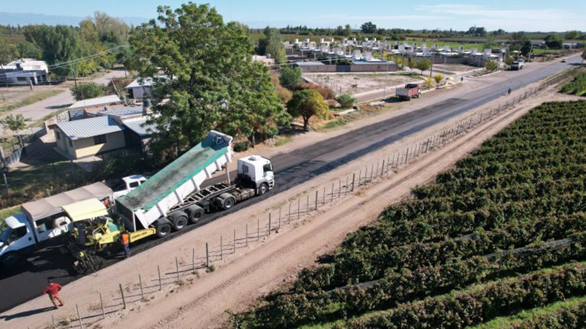 Personal de Vialidad Provincial trabaja en la obra de asfalto en San Martín.