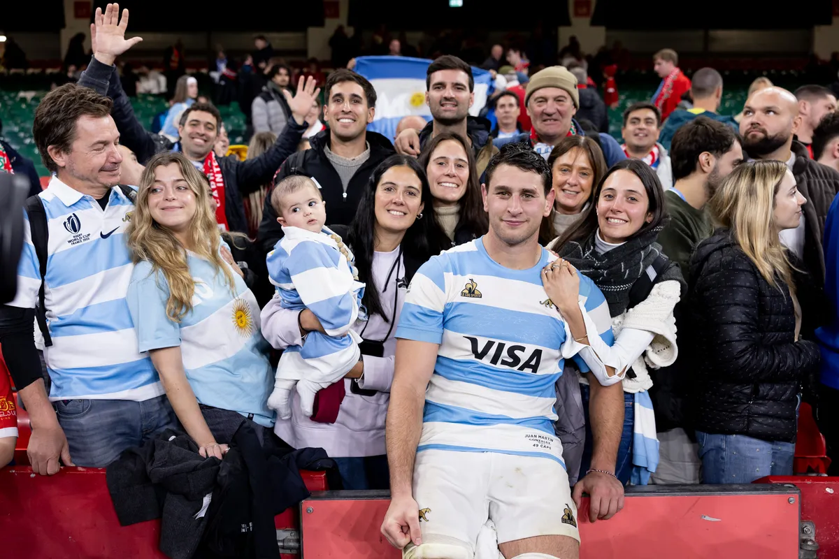 Juan Mart&iacute;n Gonz&aacute;lez con familiares y amigos tras la victoria de Los Pumas ante Gales.