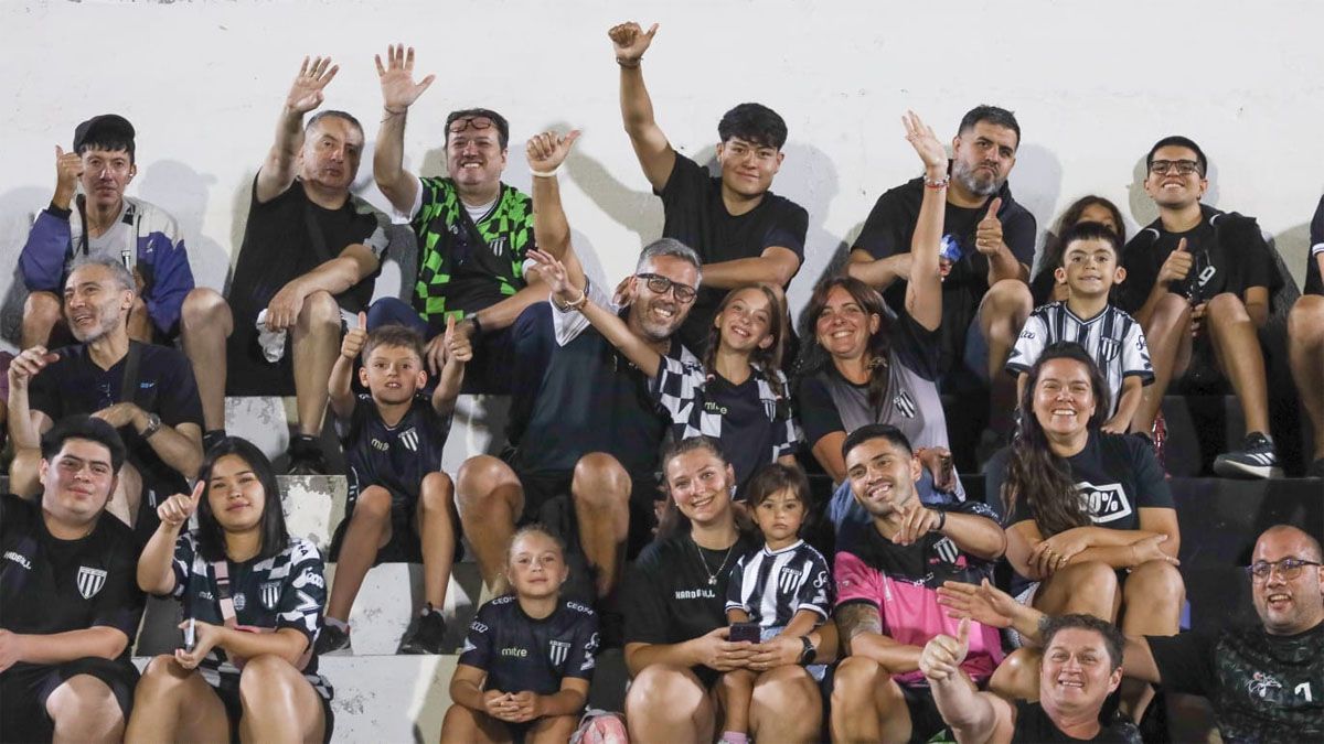 Los hinchas de Gimnasia y Esgrima coparon el Víctor Legrotaglie ante el Rojo de Avellaneda