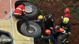 Siguen las pericias de rigor en el auto y el micro que chocaron el domingo en la mañana y como consecuencia nueve personas murieron. Siguen las pericias de rigor en el auto y el micro que chocaron el domingo en la mañana y como consecuencia nueve personas murieron.