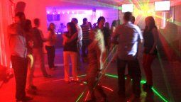 Denunciaron a patovicas de un boliche y un policía por golpear a un joven