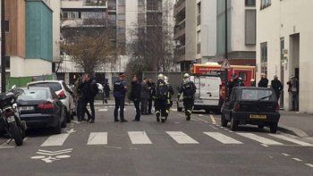 Dos hombres armados ingresaron a un semanario satírico francés y mataron a once personas