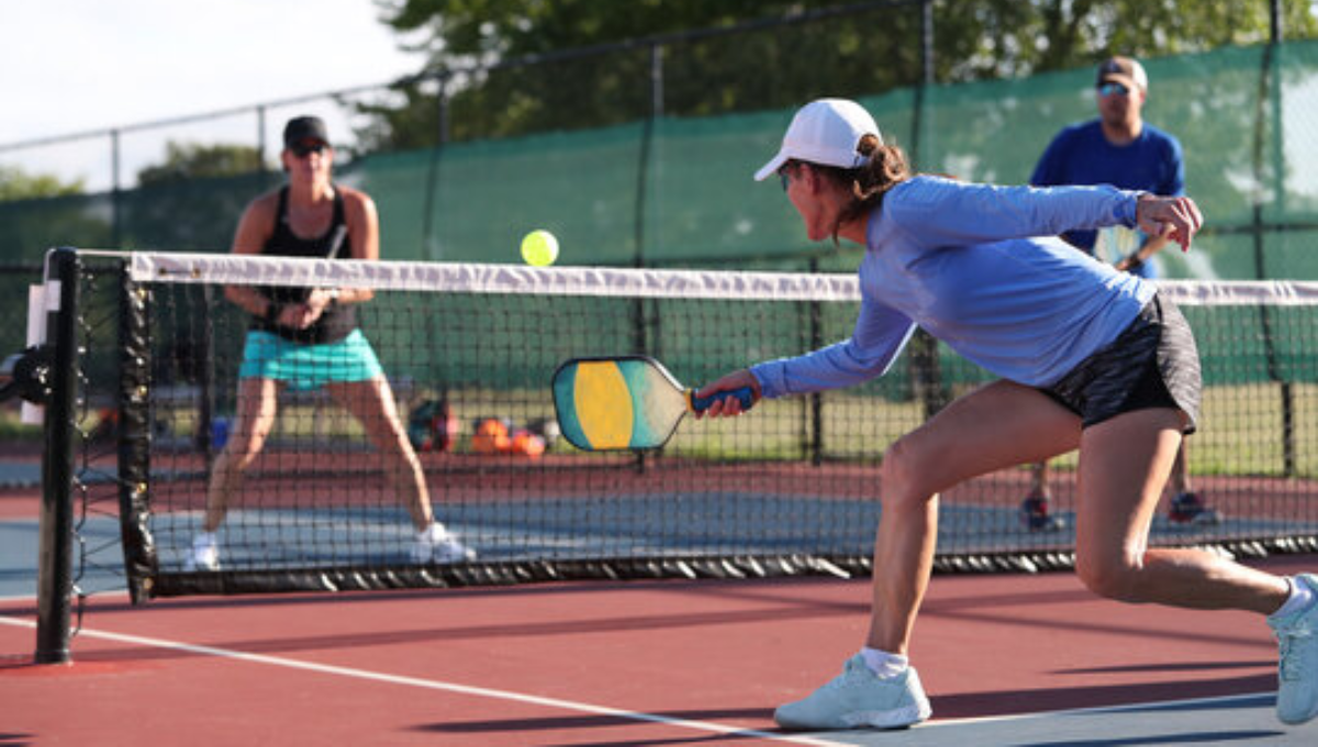 Cuáles son los beneficios mentales y físicos de jugar pickleball, el deporte que destronó al pádel