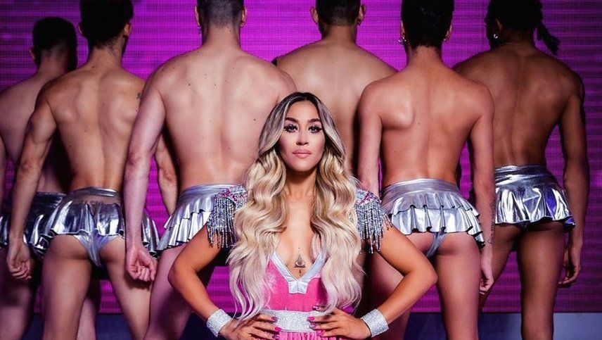 Jimena Barón presentó su nuevo videoclip en el que predominan hombres bailando en falda