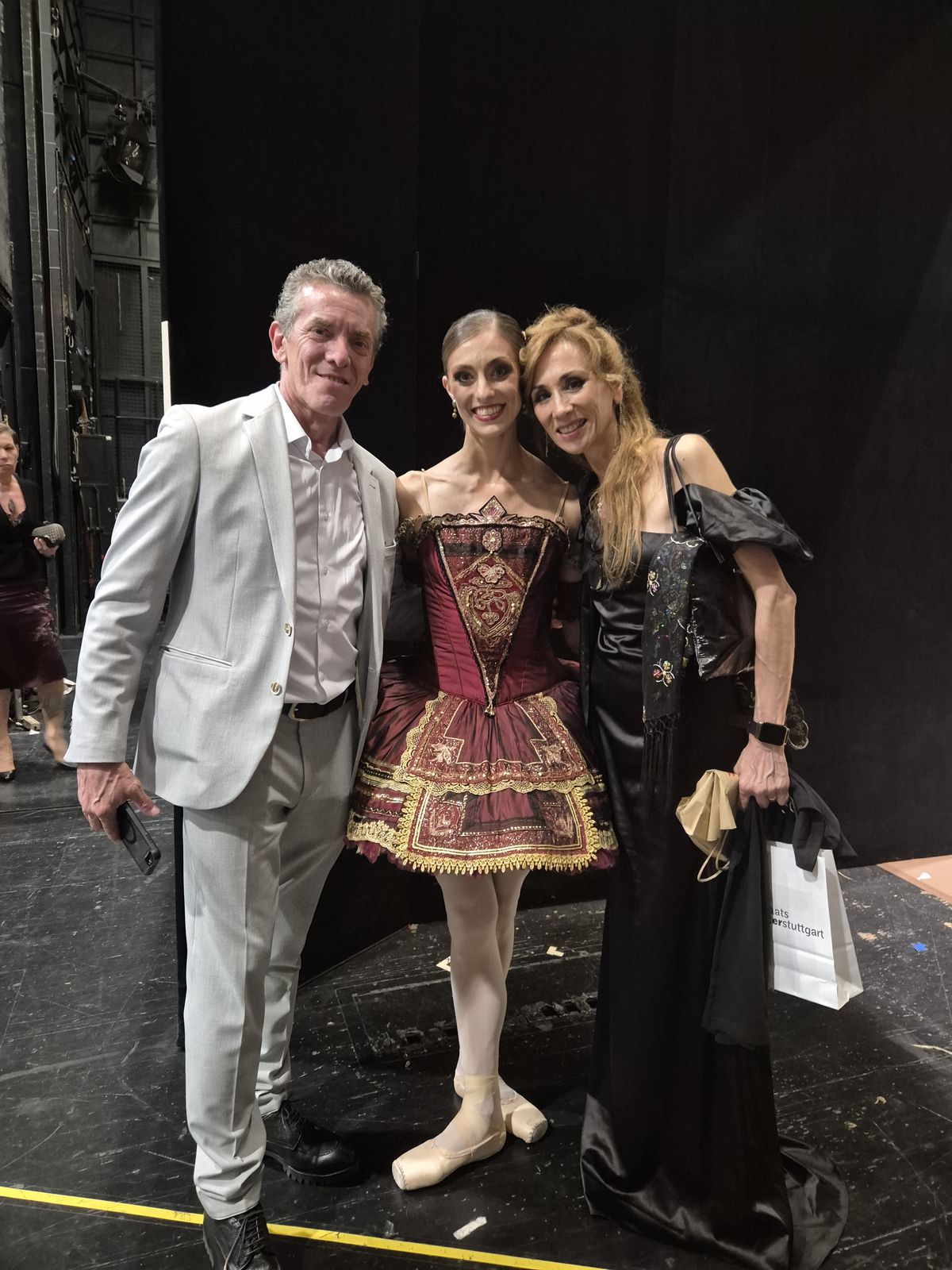 La bailarina mendocina junto a Maximiliano Guerra y su mujer Miriam Barroso, tras el estreno de 
