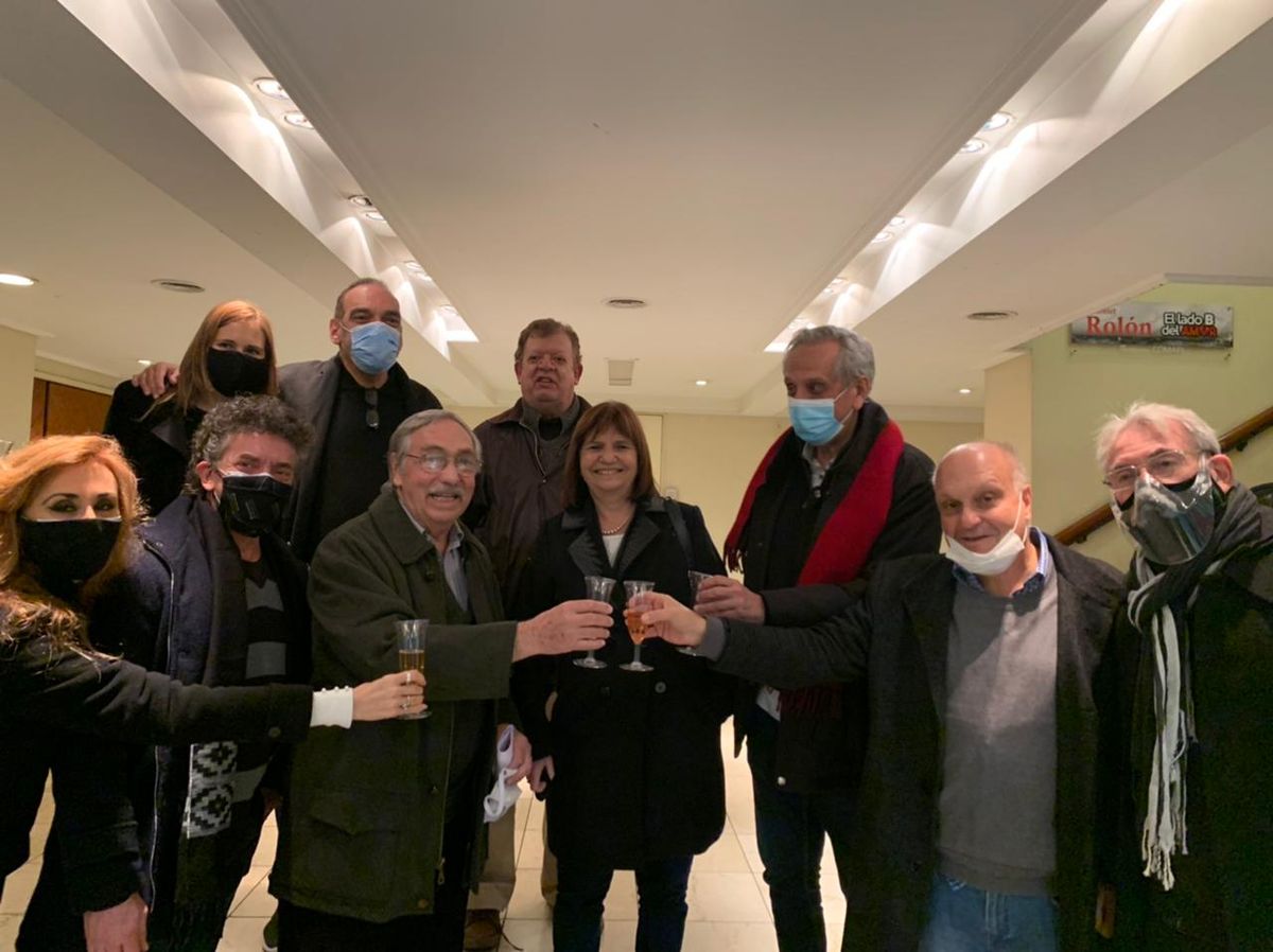 Después de la obra hubo brindis entre Patricia Bullrich y Luis Brandoni. Allí también se los ve al diputado nacional Fernando Iglesias y al dirigente de Juntos por el Cambio, Hernán Lombardi, entre otros.