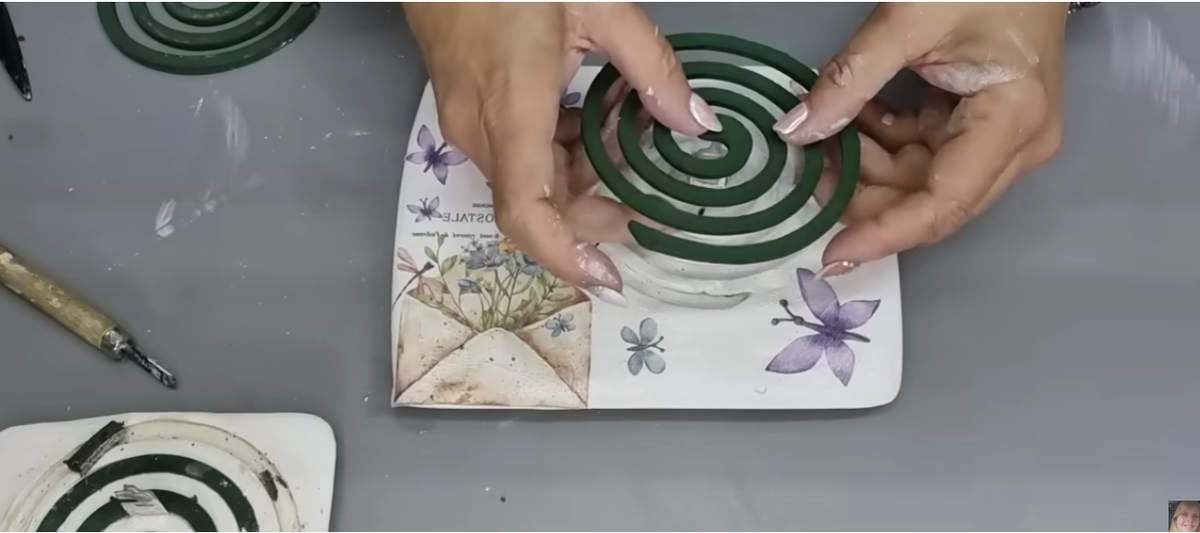 Reciclaje: cómo hacer un porta espirales casero. Reciclaje: cómo hacer un porta espirales casero.