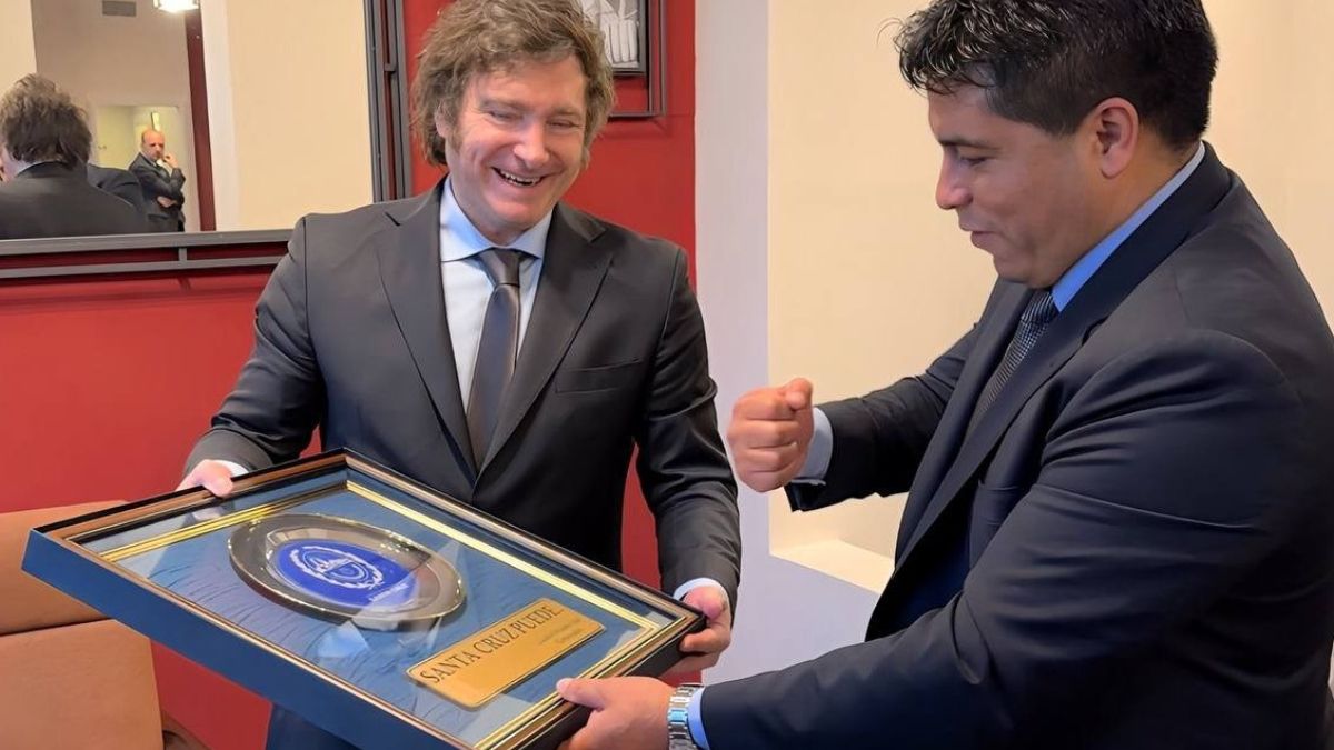 El presidente Javier Milei fue recibido en Río Gallegos por el gobernador de Santa Cruz, Claudio Vidal, quien le entregó una placa con el escudo de la provincia. El presidente Javier Milei fue recibido en Río Gallegos por el gobernador de Santa Cruz, Claudio Vidal, quien le entregó una placa con el escudo de la provincia.