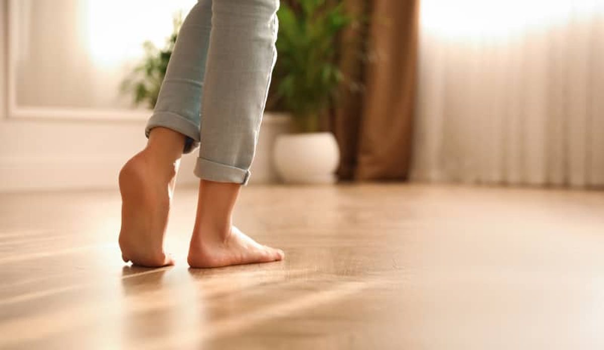 Los beneficios de caminar descalzo dentro del hogar, según expertos en podología Los beneficios de caminar descalzo dentro del hogar, según expertos en podología