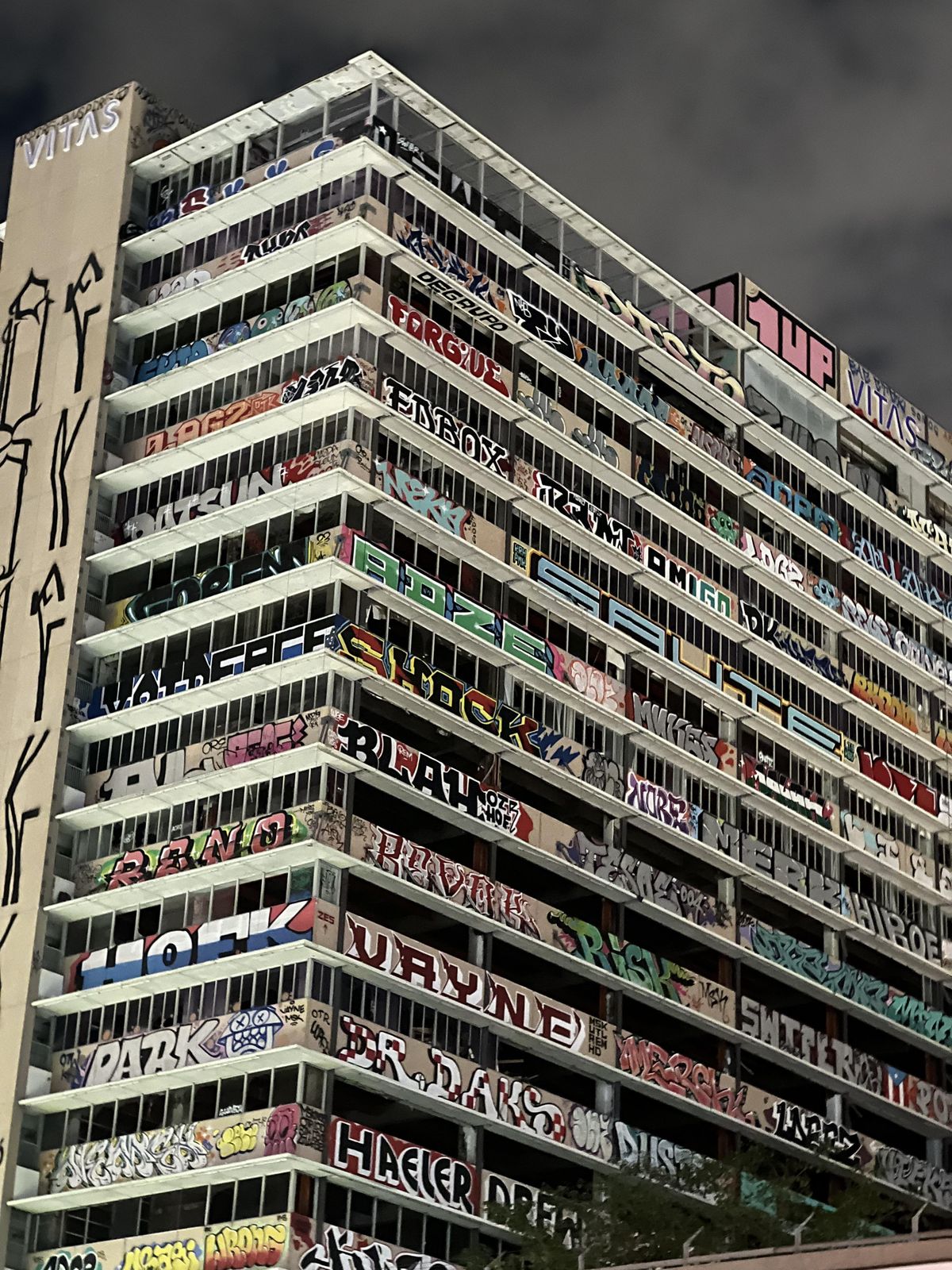 La Junta de Cumplimiento del Código de la Ciudad ordenó a los propietarios del edificio cubrir el grafiti o enfrentar multas diarias. La Junta de Cumplimiento del Código de la Ciudad ordenó a los propietarios del edificio cubrir el grafiti o enfrentar multas diarias.