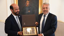 El embajador de Emirates Árabes Unidos, Saeed Abdulla Alqemzi, junto al gobernador Alfredo Cornejo.