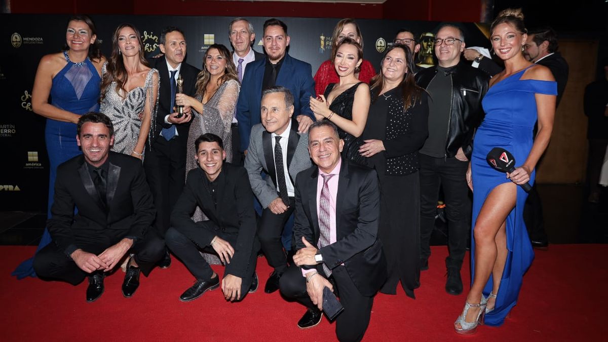 Todo el equipo del Noticiero del Mediodía con el CEO y accionista de Grupo América Interior, Alejandro Spinello. Todo el equipo del Noticiero del Mediodía con el CEO y accionista de Grupo América Interior, Alejandro Spinello.