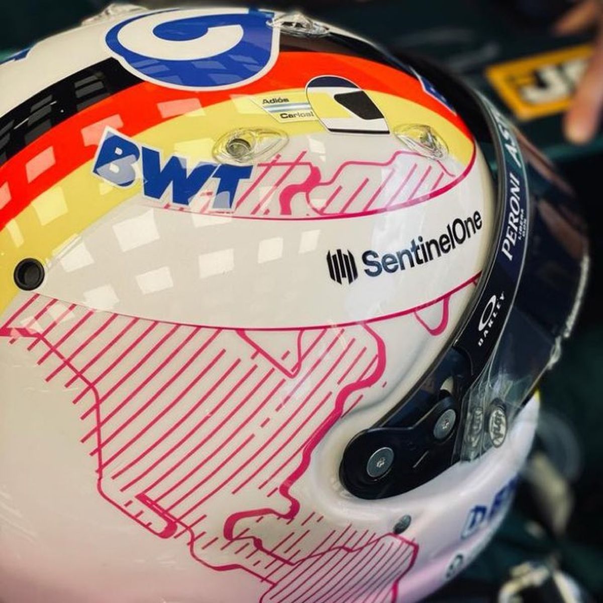 Adiós Carlos, expresó Sebastián Vettel desde su casco en tributo a Carlos Reutemann.