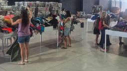 Los mendocinos que instalaron una nueva modalidad de venta de ropa por kilo y por fardo en Maipú. Los mendocinos que instalaron una nueva modalidad de venta de ropa por kilo y por fardo en Maipú.