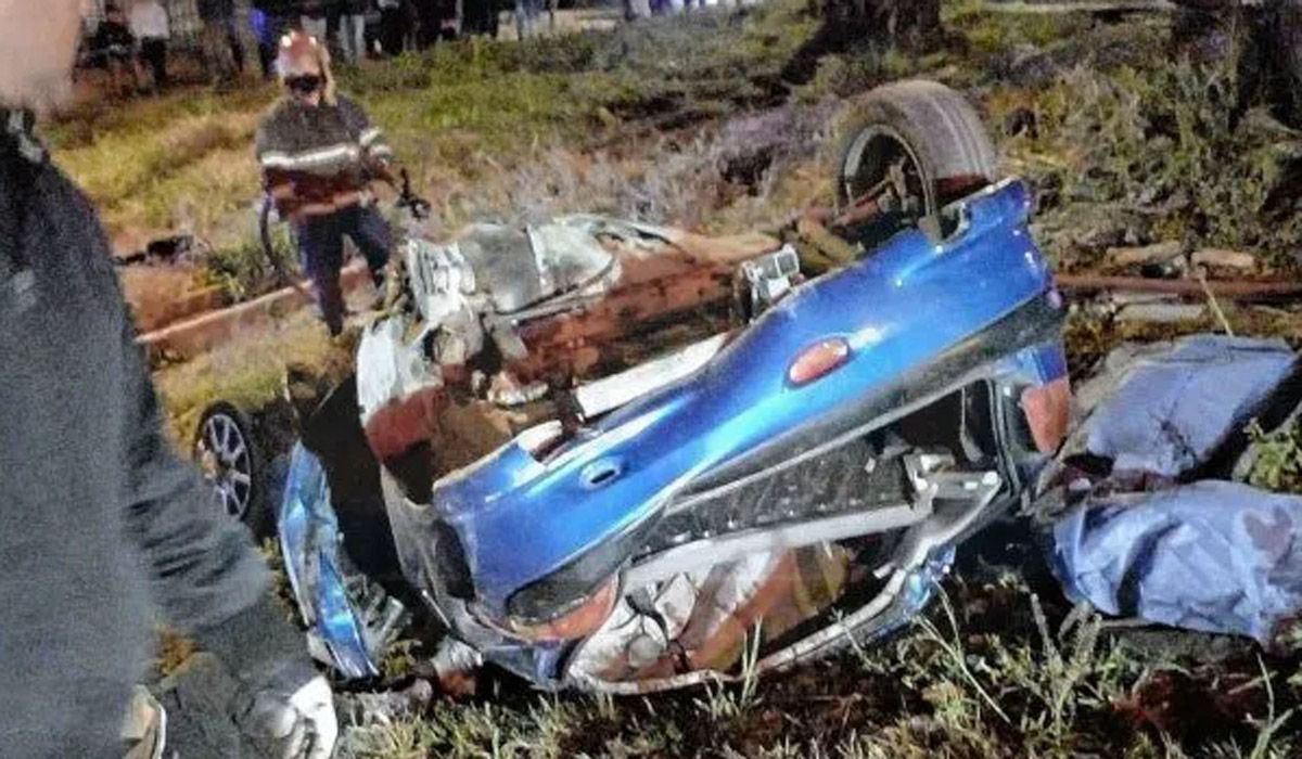 Accidente fatal en Paran&aacute;: tres personas murieron. As&iacute; qued&oacute; el Peugeot en el que viajaban