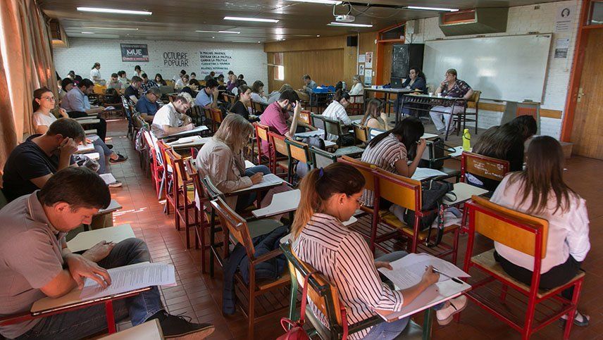 Los estudiantes que trabajan mientras estudian son los que m&aacute;s demoran en recibirse en la UNCuyo.