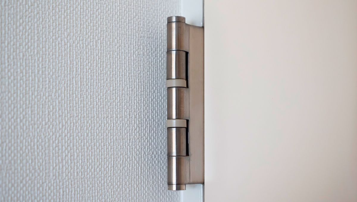 Realiza una limpieza y lubricación de las bisagras cada cierto tiempo. Realiza una limpieza y lubricación de las bisagras cada cierto tiempo. 