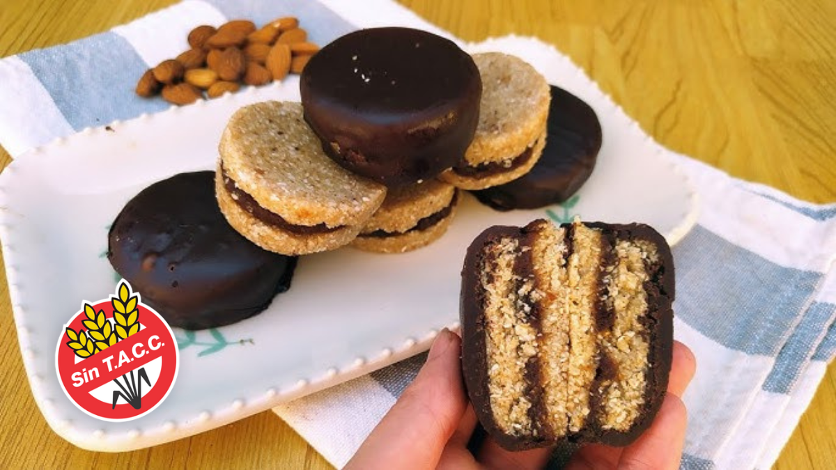Si quieres puedes bañar tus alfajores de coco sin TACC en chocolate o disfrutarlos sin el baño. Si quieres puedes bañar tus alfajores de coco sin TACC en chocolate o disfrutarlos sin el baño.