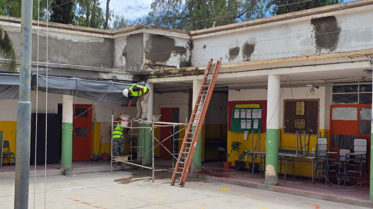 Trabajos de reparaciones en la escuela Francisco Moyano, de Las Heras.