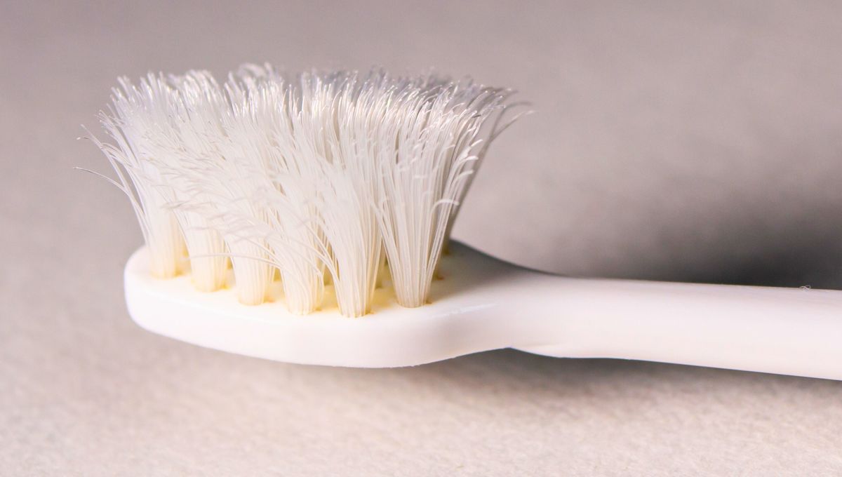 Utiliza un cepillo de dientes viejos para limpiar diferentes superficies de la casa.&nbsp;