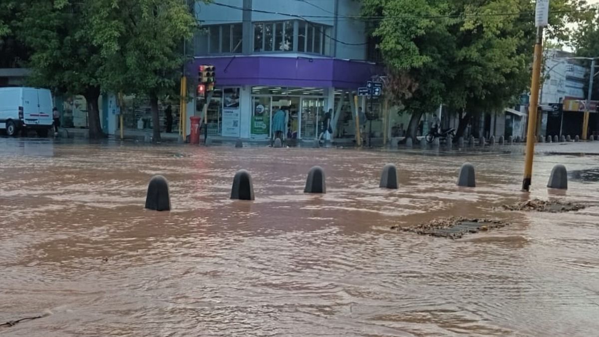 Las calles de Luján quedaron inundadas tras la tormenta de este viernes por la mañana. Las calles de Luján quedaron inundadas tras la tormenta de este viernes por la mañana. 