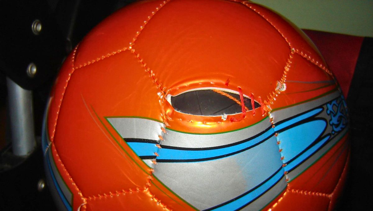 Un truco DIY de costura en casa para arreglar una pelota de futbol descosida