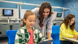 La inteligencia artificial transforma la educación con nuevas oportunidades, pero también plantea riesgos.