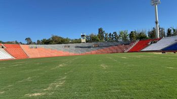 El responsable del césped del estadio Malvinas Argentinas explicó el porqué del estado de la cancha