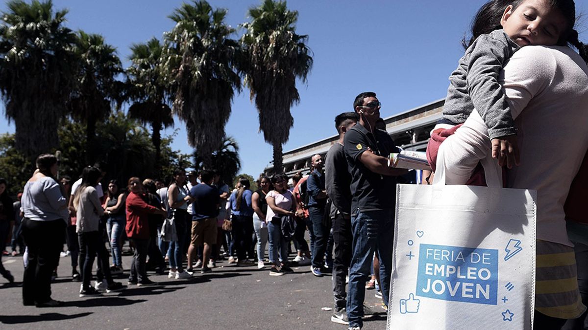 Miles de argetinos se han incorporado a la búesqueda de empleo.