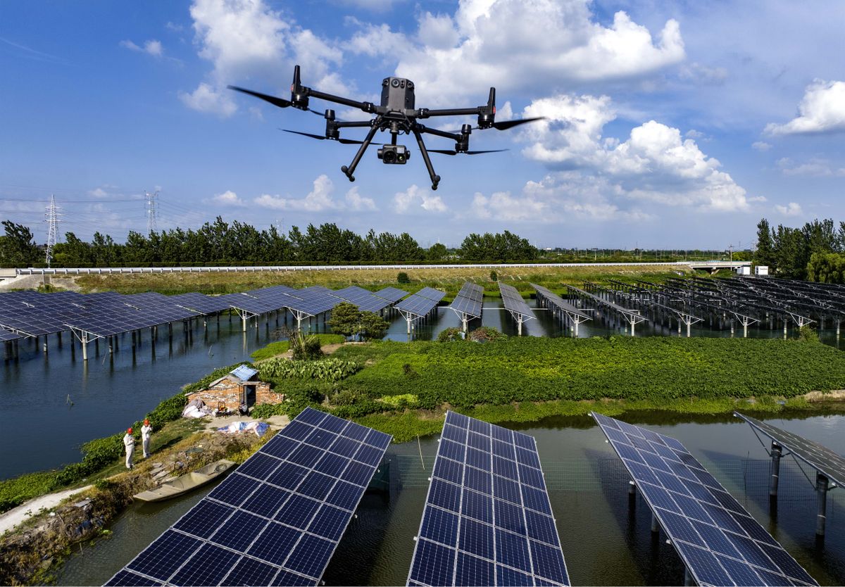 Un dron vigila desde el aire una planta de energía solar en Taizhou, provincia de Jiangsu. TANG DEHONG / PARA CHINA DAILY