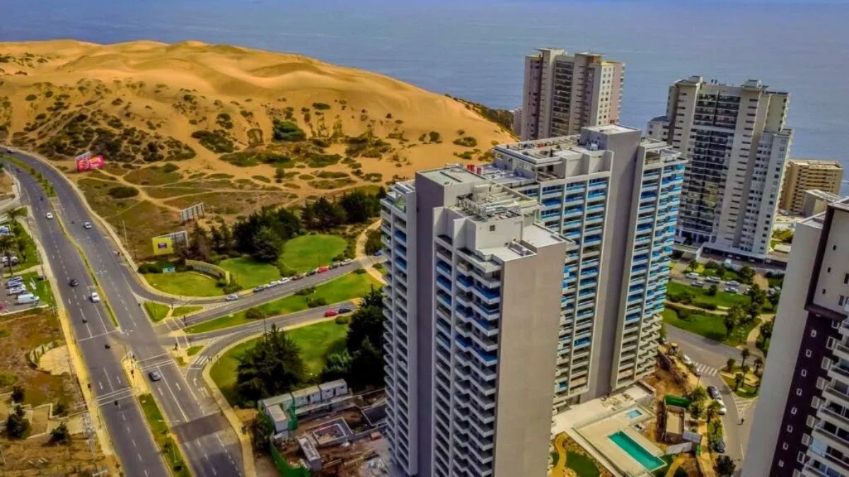 Es un pueblo de fácil acceso por la avenida principal de la costa de Chile. Es un pueblo de fácil acceso por la avenida principal de la costa de Chile.