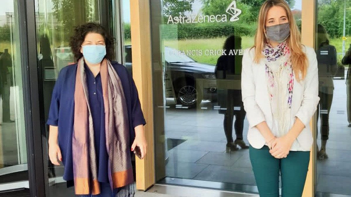 Carla Vizzotti junto a la autora de la carta de la polémica, Cecilia Nicolini.