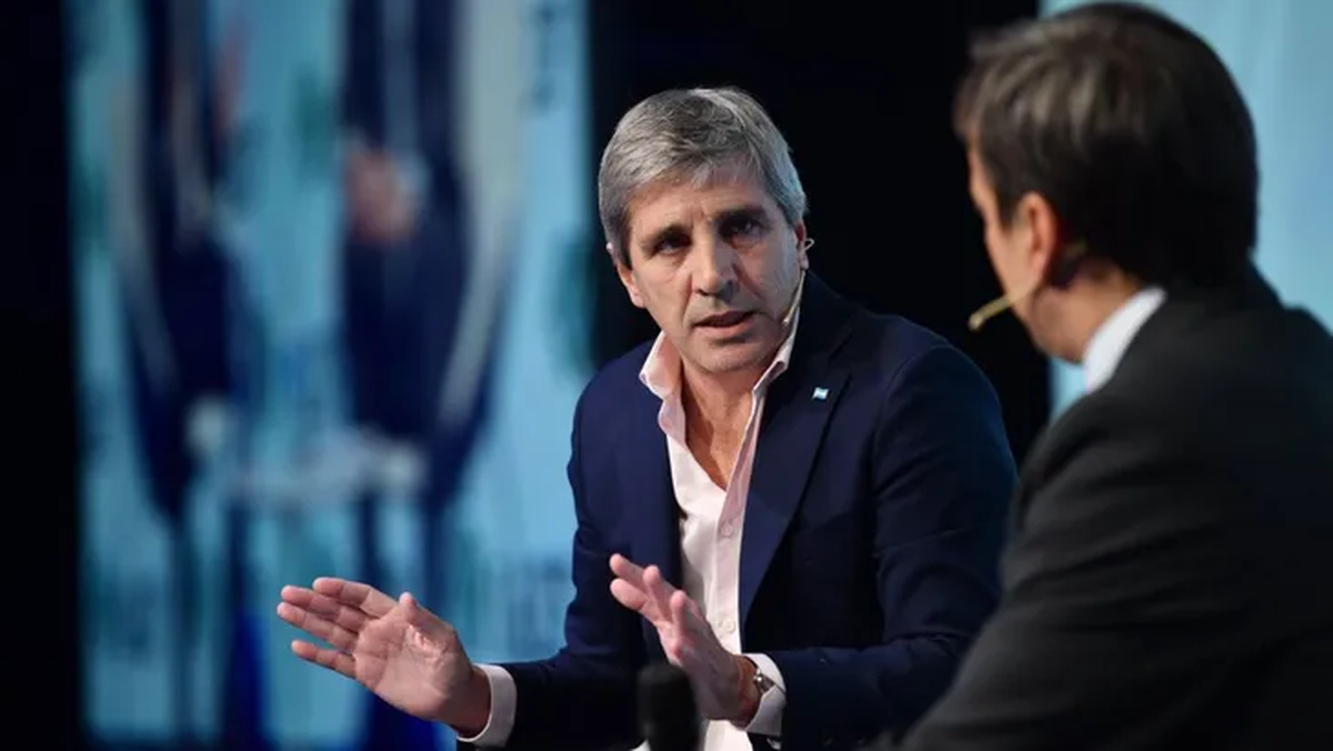 Luis Caputo dijo que bajará el impuesto PAIS 10 puntos cuando se apruebe la Ley Bases