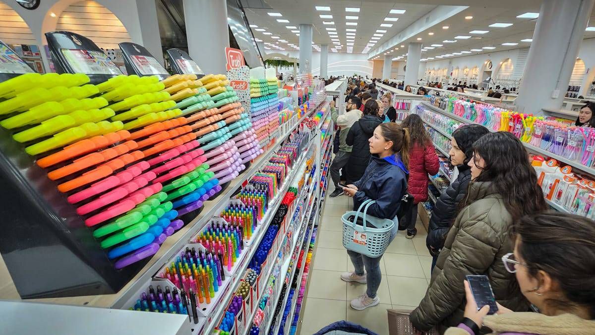 Los artículos de libería también forman parte de la oferta de Yafanny Center. Los artículos de libería también forman parte de la oferta de Yafanny Center.