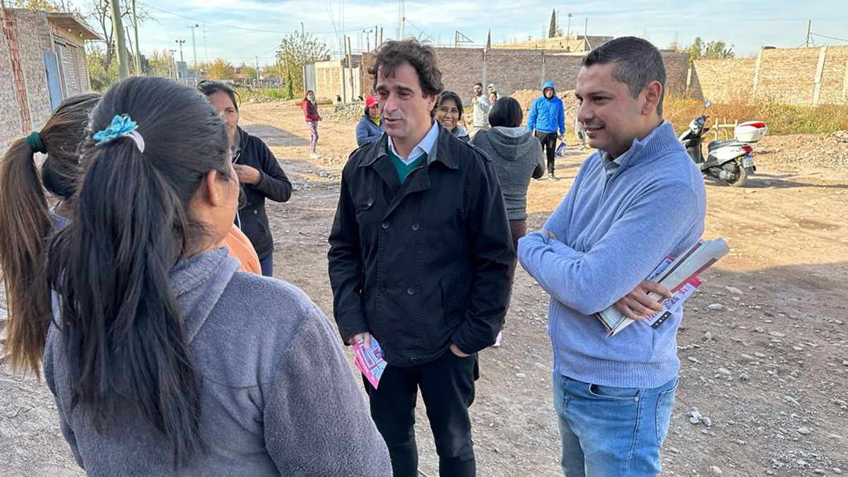 Gabriel Solano y Víctor da Vila en un barrio de Guaymallén.