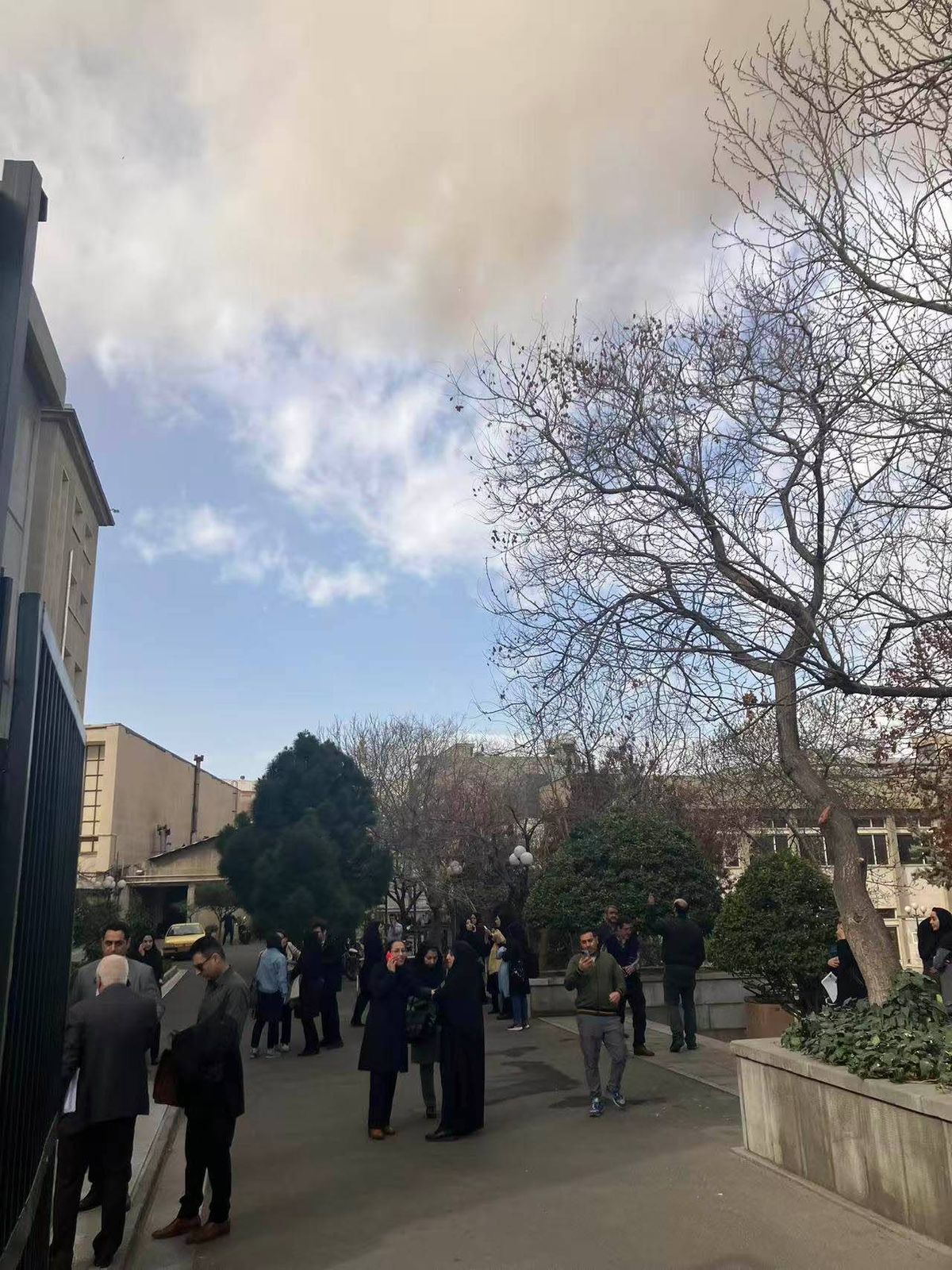 Una columna de humo por los bombardeos en Teherán, cerca de la universidad.