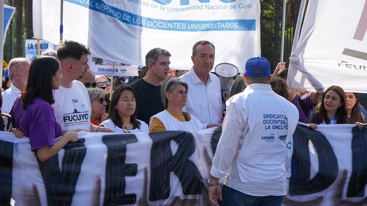 La marcha universitaria reunió a distintos secrotes de la política.