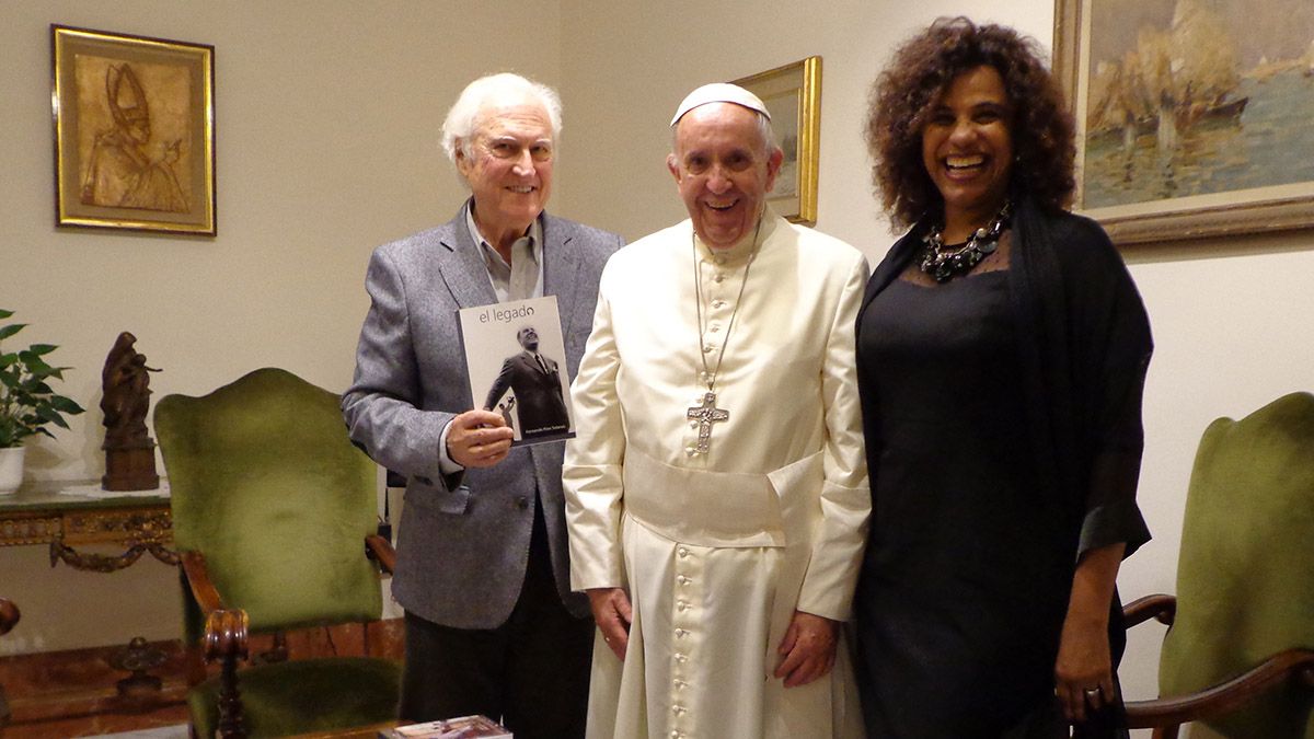 Fernando Pino Solanas con el Papa Francisco en la residencia de Santa Marta, acompañado por su esposa Ángela Correa.